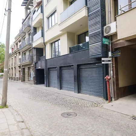 Apartmán Quiet & Comfy 1br In The Heart Of With Private Balcony